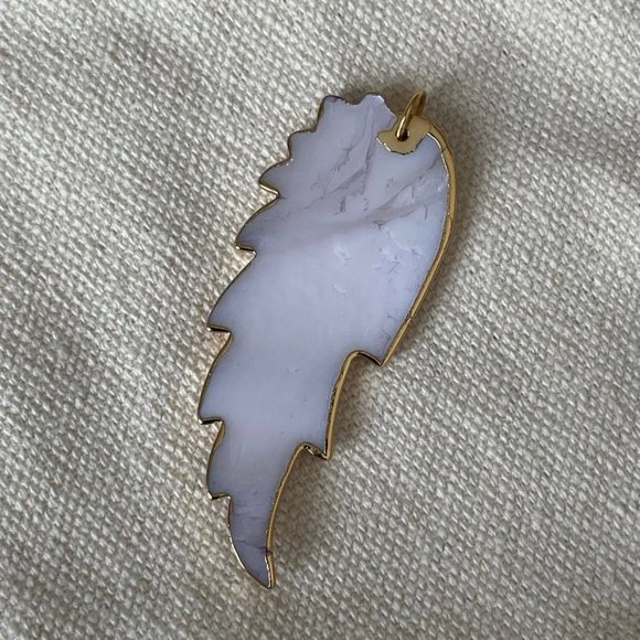 NWOT Natural shell feather angel wing pendant - Picture 4 of 6